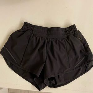 black Lululemon hotty hot shorts size 2